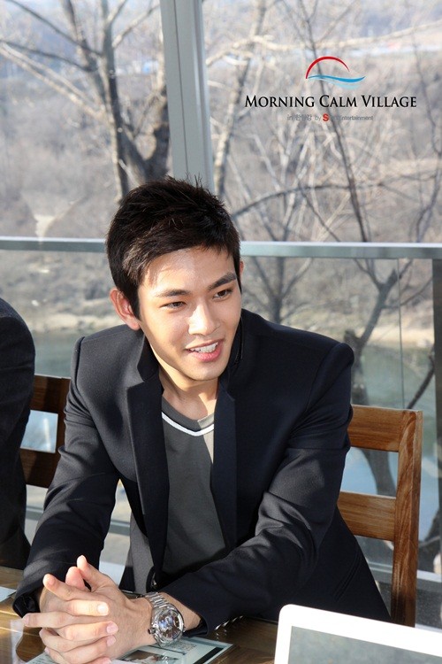 배우 임윤호가 9일 오후 강원도 철원군에 있는 팬션형 호텔 모닝캄빌리지에서 기자들의 질문에 대답하고 있다. / 심 엔터테인먼트 제공