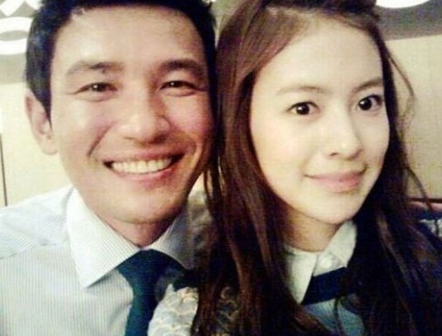 지우(오른쪽)와 황정민의 다정한 사진이 화제다. / 지우 트위터