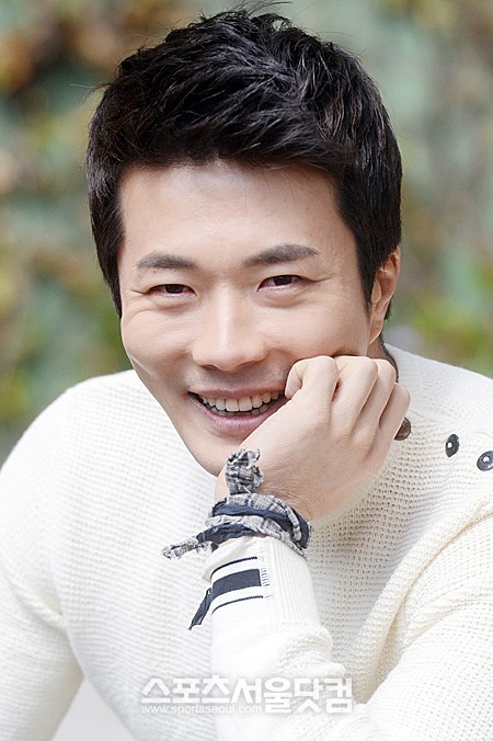 지난 2일 종영한 SBS 월화드라마 야왕에서 하류 역을 맡은 배우 권상우가 9일 서울 논현동의 한 카페에서 <더팩트>과의 인터뷰에 앞서 포즈를 취하고 있다. /노시훈 기자