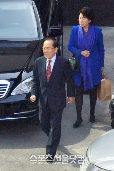 이회창 전 자유선진당 대표가 지난달 27일 서울 강남구 논현동에 있는 한정식 전문 H식당에서 부인 한인옥 씨와 함께 모임을 가진 뒤 나서고 있다. / 문병희 기자