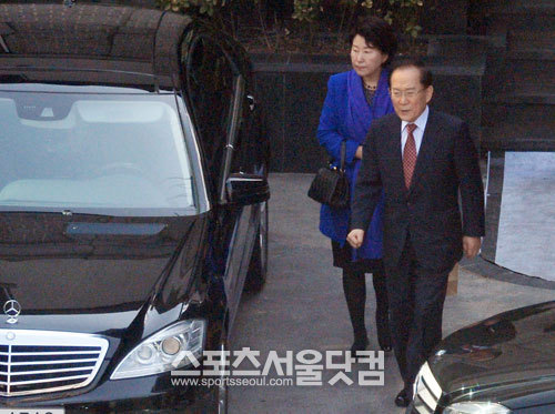 이회창 전 자유선진당 대표가 지난달 27일 서울 강남구 논현동에 있는 한정식 전문 H식당에서 부인 한인옥 씨와 함께 모임을 가진 뒤 나서고 있다. / 문병희 기자