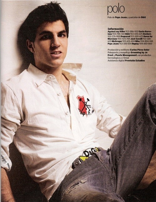 세스크 파브레가스가 13살 연상 여자 친구와의 사이에서 딸을 얻었다./잡지 화보