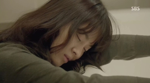 종영된 드라마 그 겨울 바람이 분다에서 극중 오영(송혜교)가 앓은 망막색소변성증 환자들의 경우, 우울 증상과 자살을 생각할 위험이 높은 것으로 나타났다./출처=SBS 캡처