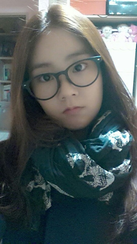 한승연이 뿔테안경을 쓰고 셀카를 찍어 네티즌들의 관심을 모으고 있다./ 한승연 트위터 캡처