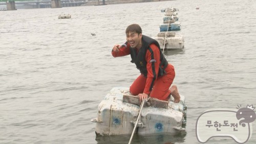 무한도전 술래잡기 편에서 노홍철이 한강 입수를 감행하고 있다./사진=MBC 무한도전 방송영상 캡처