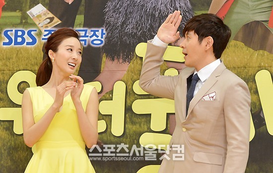 배우 이청아(왼쪽)와 이민우가 11일 오후 서울 목동 SBS 사옥에서 열린 주말드라마 원더풀 마마 제작발표회에서 포토타임을 갖고 있다. /문병희 기자