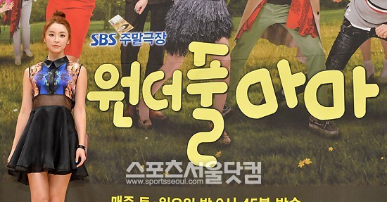 배우 정유미가 11일 오후 서울 목동 SBS 사옥에서 열린 주말드라마 원더풀 마마 제작발표회에서 포토타임을 갖고 있다. /문병희 기자