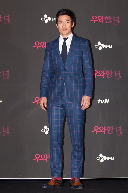 배우 한정수가 15일 오후 서울 마포구 상암동 CJ E&M 센터 1층 미디어홀에서 진행된 케이블 채널 tvN 우와한 녀 제작발표회 현장에서 포즈를  취하고 있다. /   tvN 제공