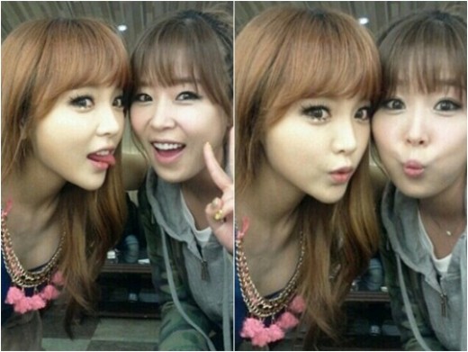 가수 홍진영과 신지가 다정하게 찍은 사진을 공개했다./사진=홍진영 트위터