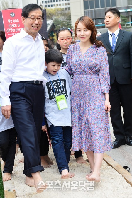 신발 없는 하루 캠페인이 16일 서울시청 앞 서울광장에서 열린 가운데  박원순 서울시장(왼쪽)이 맨발로 서울광장을 걷고 있다.  / 배정한 기자