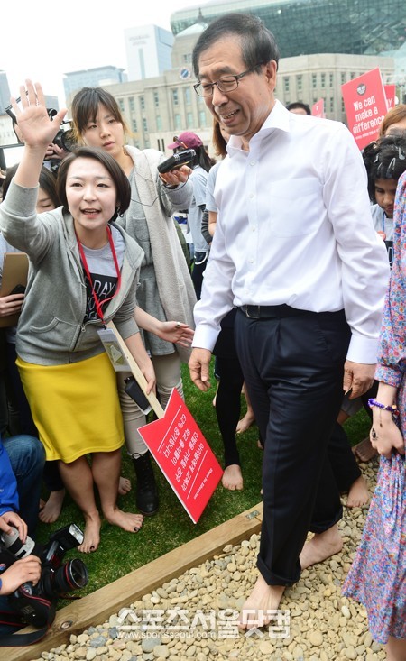 신발 없는 하루 캠페인이 16일 서울시청 앞 서울광장에서 열린 가운데 박원순 서울시장이 맨발로 자갈길을 걷고 있다.  / 배정한 기자