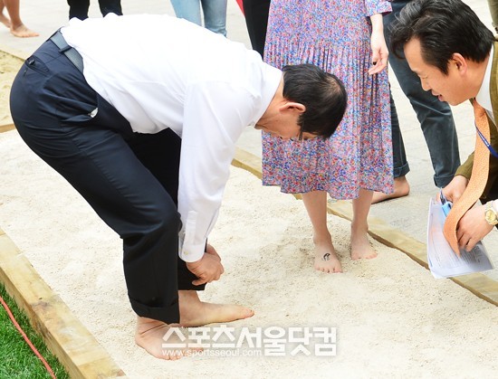 신발 없는 하루 캠페인이 16일 서울시청 앞 서울광장에서 열린 가운데  박원순 서울시장이 맨발로 걸을 준비를 하고 있다.  / 배정한 기자