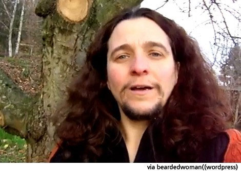 49살 턱수염 여자가 누리꾼들의 시선을 사로잡았다. / 사진 출처=마리암 홈페이지