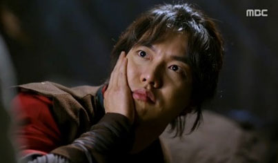 구가의서의 주인공 이승기와 수지가 만났다. 사진은 최면제에 취해 있다 깨어난 강치(이승기 분). / MBC 구가의서 캡처