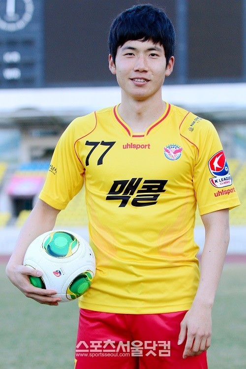 전북 현대와 K리그 클래식 6라운드에서 결승 골을 넣으며 성남 일화의 새로운 해결사로
떠오른 김인성. / 사진 = 남윤호 기자