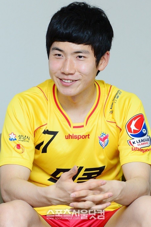 지난해 러시아 프리미어리그 CSKA 모스크바로 깜짝 이적해 신데렐라라는 애칭을얻은 김인성. 인터뷰 내내 솔직하고 과감한 답변으로 눈길을 끌었다.