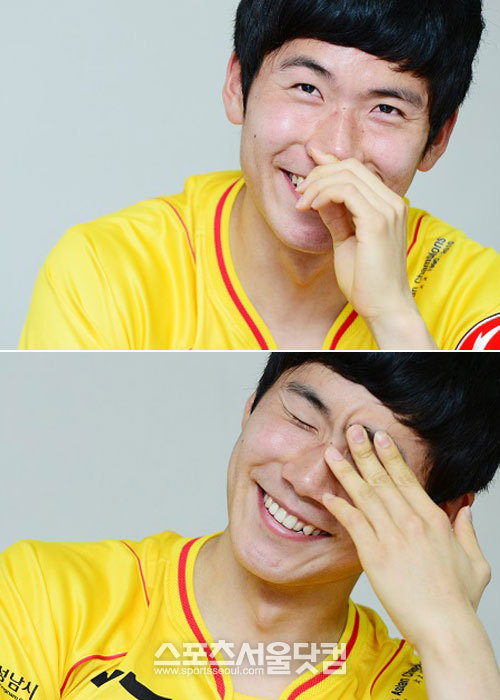 인터뷰 중 코치진이 깜짝 등장하자 수줍어하고 있는 김인성.