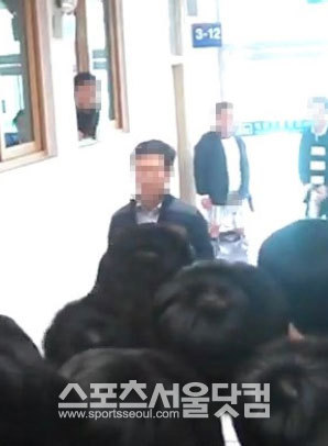 학생을 폭행하고 복도에서 자위행위를 한 남자 교사가 입건됐다. / 영상 캡처