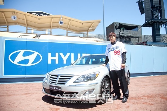 현대자동차는 17일(현지시각) 메이저리그 LA 다저스에서 활약하고 있는 류현진에게 제네시스와 싼타페를 전달했다.