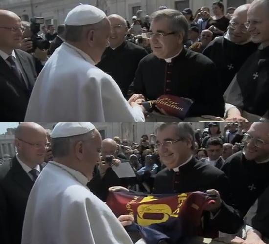 프란치스코 교황(왼쪽)이 메시의 사인이 담긴 유니폼을 선물받고 있다. / 유튜브 영상 캡처