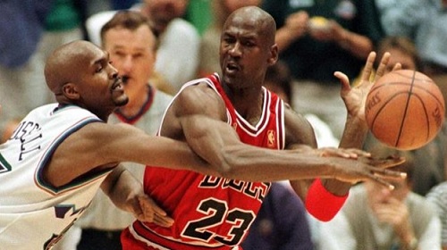 1997 미국 프로농구(NBA) 파이널 5차전에서 시카고 불스 소속의 마이클 조던(오른쪽)이유타 재즈를 상대하고 있다. / 유로스포츠 캡처