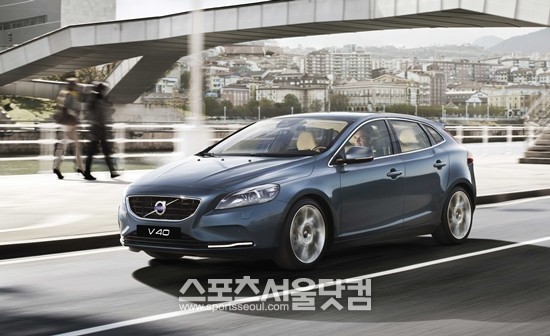 볼보자동차의 5도어 해치백 더 올 뉴 V40이 3월 이달의 차에 선정됐다.