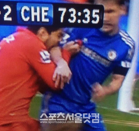 리버풀의 루이스 수아레즈가 첼시 수비수 이바노비치의 팔을 물었다. / 중계 영상 캡처