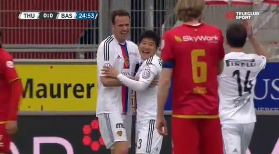 FC 바젤의 박주호(가운데)가 21일 FC 툰전에서 전반 25분 깔끔한 헤딩 슈팅으로 스위스 무대 진출 이후 첫 골을 터뜨렸다. / 유튜브 영상 캡처