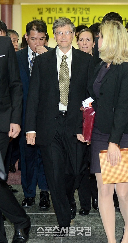 방한중인 빌앤드멀린게이츠재단 이사장인 빌게이츠가 22일 오전 서울 여의도 국회에서 정몽준 새누리당 의원 초청으로 열린 스마트 기부, 더 좋은 세상과 더 강한 한국을 위한 혁신을 주제의 특별강연을 마친뒤 국회의원회관을 나서고 있다./임영무 기자