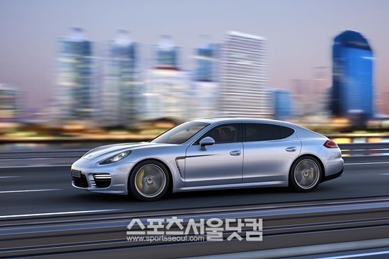 포르쉐 파나메라 S E-하이브리드.