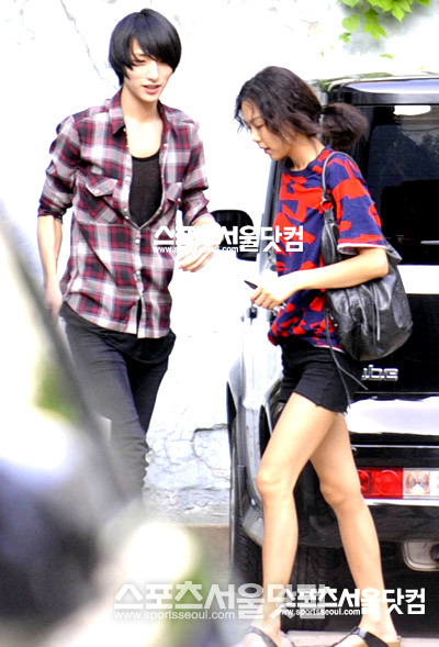 김민희(오른쪽)와 이수혁의 데이트를 2008년<스포츠서닷컴>이 단독 으로 취재해 보도했다. /더팩트DB