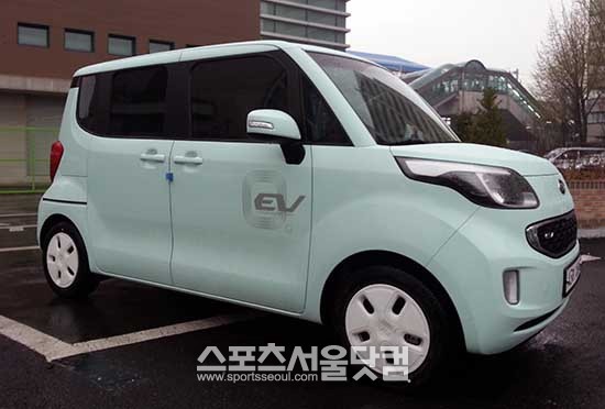 지난해 기아자동차가 출시한 레이 EV는 국내 첫 양산형 전기차다. / 서재근 기자