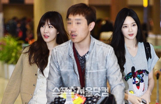 여성듀오 다비치의 이해리(왼쪽)와 강민경이 대만 타이페이 아레나에서 열린 엠카운트다운 니하오-타이완을 마치고 25일 오후 인천국제공항을 통해 귀국하고 있다. / 인천국제공항=배정한 기자