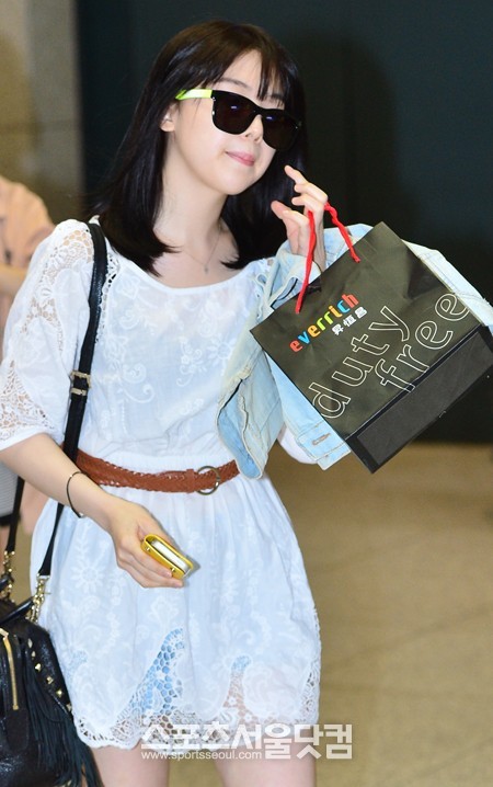 아이돌그룹 걸스데이의 멤버 민아가 대만 타이페이 아레나에서 열린 엠카운트다운 니하오-타이완을 마치고 25일 오후 인천국제공항을 통해 귀국하고 있다 / 인천국제공항=배정한 기자