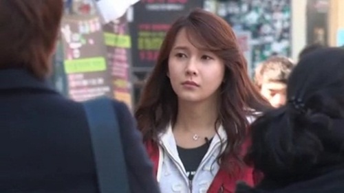 트렌스젠더 문채은이 거리를 거닐고 있다./EBS 제공