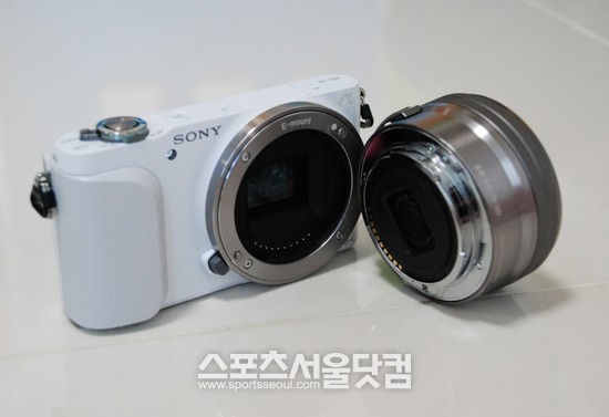 소니 알파 NEX-3N은 210g의 가벼운 무게와 깨끗한 디자인으로 여성을 공략하고 있다./ 황원영 기자