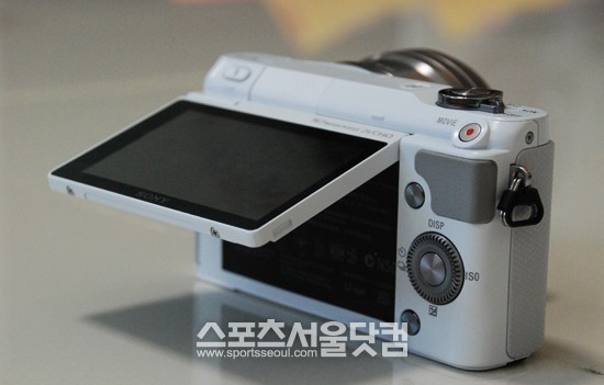 LCD는 180도 회전 플립형이다. 셀카 촬영 때 유용하게 쓸 수 있다.