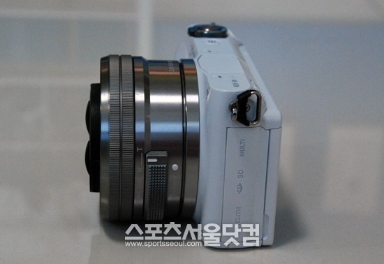 NEX-3N의 왼쪽 측면. SD카드 삽입구와 HDMI 단자 등이 보인다.