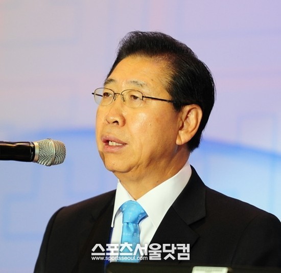 포스코에너지 왕모 상무가 비행기 내에서 여승무원을 폭행한 사건에 대해 정준양 포스코 회장이 공식 사과했다./ 더팩트DB