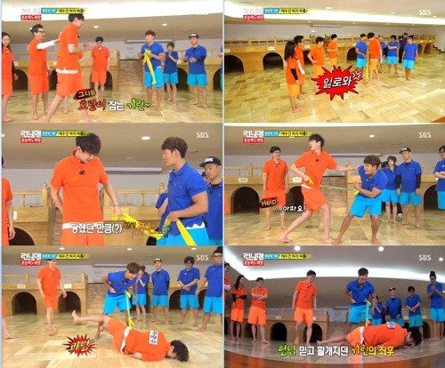 이광수(오른족 아래)가  김종국과 대결을 펼친 허리씨름 미션에서 몸개그를 하고 있다.