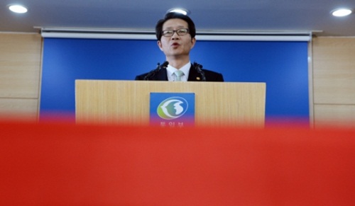 류길재 통일부 장관은 지난 26일 서울 종로구 정부서울청사에서 긴급 기자회견을 갖고 개성공단에 체류 중인 남측 인원들을 전원 귀환시키기로 했다고 밝혔다. /서울신문 제공