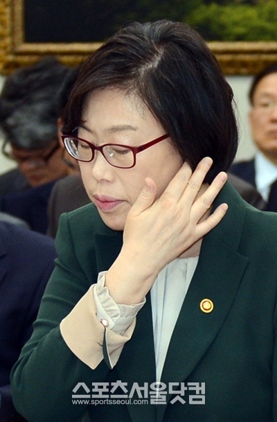 윤진숙 해양수산부 장관이 지난 24일 국회 신고식을 치렀다. / 더팩트 DB