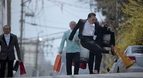 싸이의 젠틀맨 뮤직비디오가 유튜브 공개 첫날 조회 수 세계신기록을 세운데 대해 기네스북이 이를 집중 조명했다.