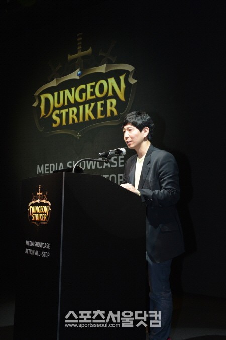 아이덴티티게임즈 허준 개발 PD가 공개서비스 일정을 발표하고 있다.