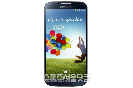 국내 시판되는 갤럭시S4(사진)에 듀얼 비디오 콜 기능이 제외된 것으로 밝혀졌다.