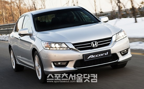 혼다코리아는 5월 중 어코드 2.4 모델을 구매하는 고객에게 100만원 상당의 주유상품권을 준다.