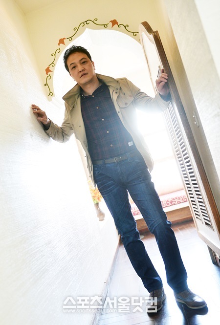 정웅인이 카메라를 향해 다양한 자세를 취하고 있다.