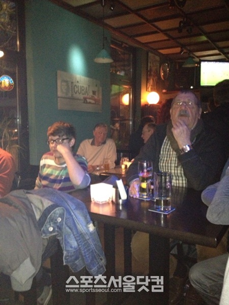 친지들과 함께 펍에서 챔피언스리그 바이에른 뮌헨-FC바르셀로나 경기를 지켜보고 있는 독일 축구팬들./함부르크=박찬준 통신원