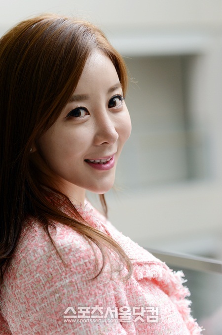 원자현이 고개를 살짝 돌려 아름다운 얼굴선을 강조하고 있다.