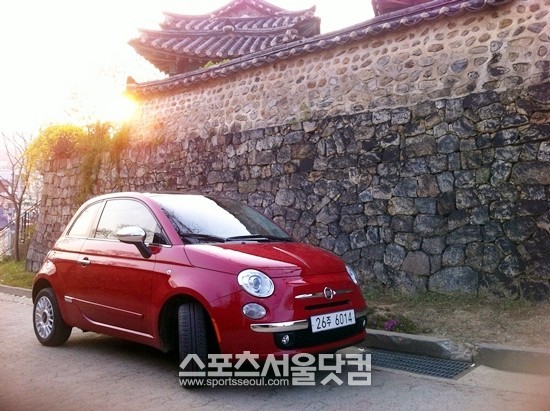 피아트 친퀘첸토(500)는 1.4ℓ 16V 멀티에어 엔진이 탑재돼 최고출력 102마력, 최대토크 12.8kgㆍm의 힘을 발휘한다